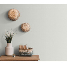 Dekorativ vägg med träflis tapet, korgar och träbord