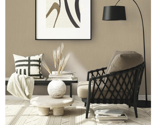 Inredningsscen med fåtölj, golvlampa, soffbord och dekorativa element i ett vardagsrum