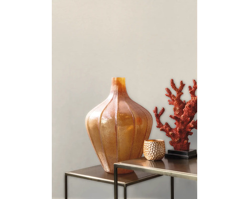 Dekorativt arrangemang med vas, värmeljushållare och korall på ett bord