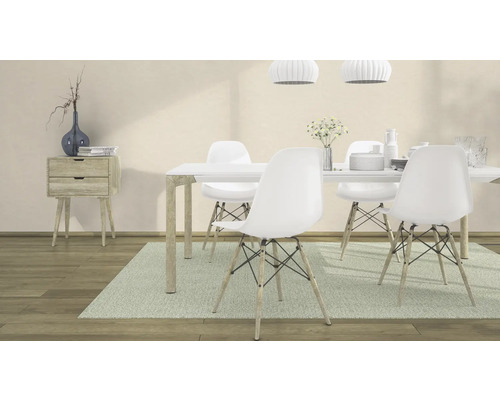 Ljus matplats med matbord, vita stolar och byrå