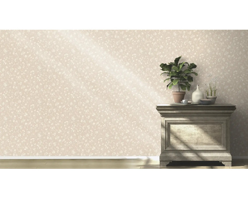 Vardagsrum med mönstrad tapet och byrå med dekoration