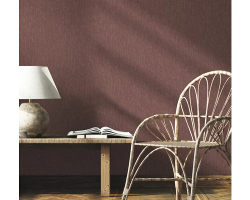 Dekorativ inredning med textil tapet, lampa, bord och rottingstol för rumsdesign