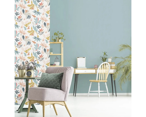 Inredning med blommig tapet, skrivbord och fåtölj för en mysig atmosfär