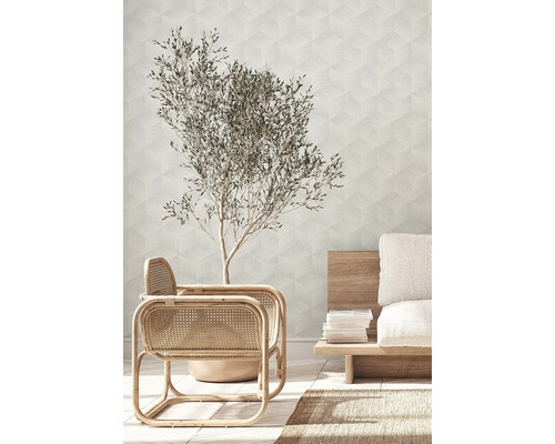 Ljust rum med rottingmöbler, olivträd och geometrisk tapet för en modern boendemiljö