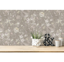 Tapet med blommönster i ett rum