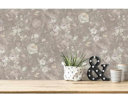Tapet med blommönster i ett rum