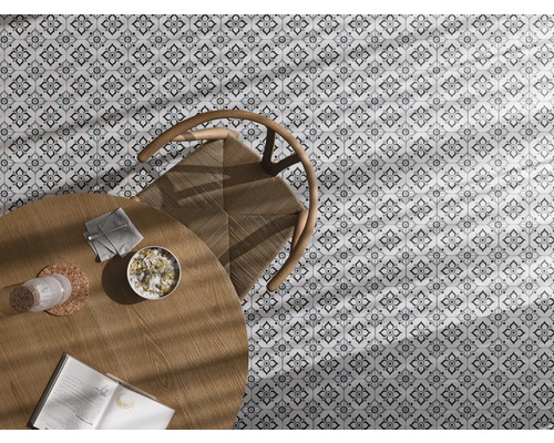 Dekorativa golvplattor med stol och bord för en elegant interiör.