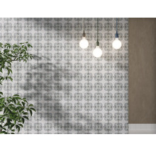 Väggdekoration med kakel i blommönster, kombinerat med hänglampor
