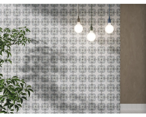 Väggdekoration med kakel i blommönster, kombinerat med hänglampor