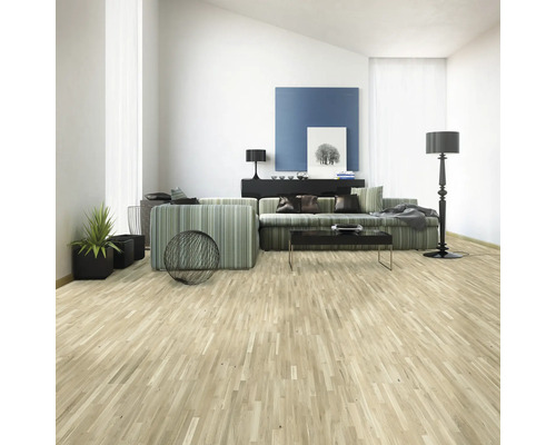 Vardagsrum med ljust trägolv, soffa och dekoration