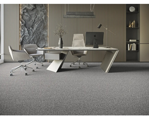 Modernt kontor med skrivbord, kontorsstolar och heltäckningsmatta.