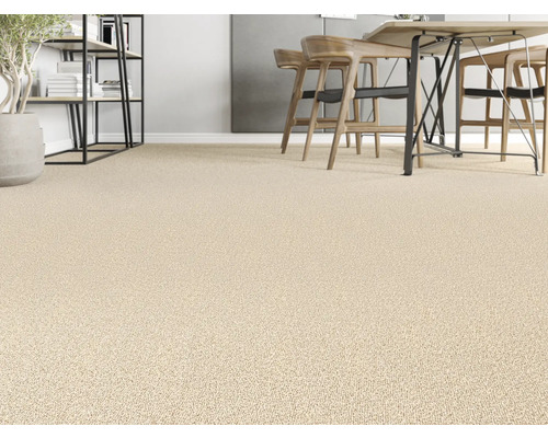 Närbild av en ljusfärgad golvmatta i ett vardagsrum.