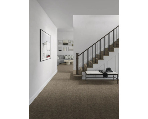 Hall med heltäckningsmatta, trappa och sittbänk