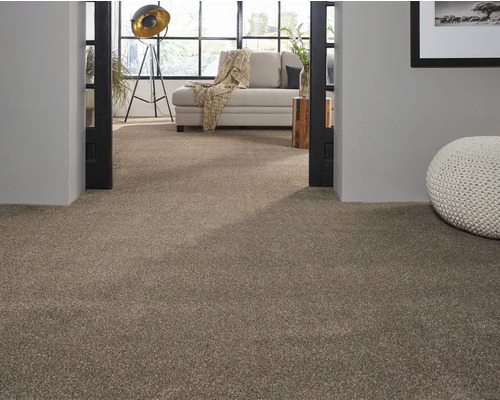 Vardagsrum med heltäckningsmatta och soffa