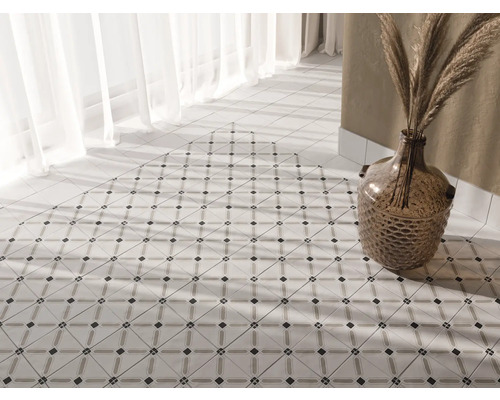 Golv med kvadratiska plattor i ljus design och dekorativ vas