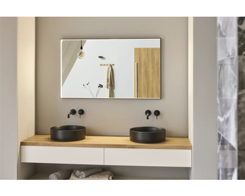 Badrum med dubbla handfat, spegel och armaturer