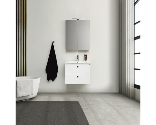 Modernt badrum med tvättställsskåp, spegelskåp och badkar för en ljus och organiserad atmosfär.