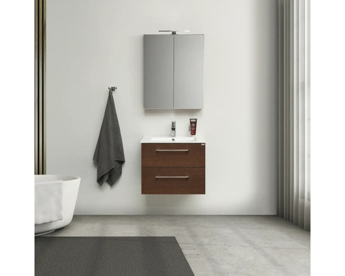 Badrum med underskåp för tvättställ, spegelskåp, armatur och handdukskrok