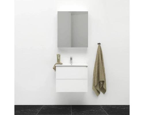 Modernt badrum med vitt tvättställ, spegelskåp, armatur och handduk