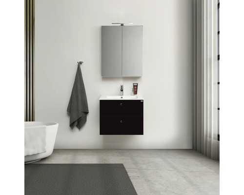 Badrum med tvättställsskåp, spegelskåp och badkar