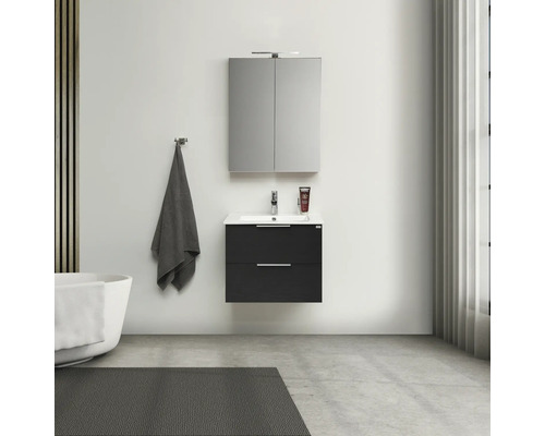 Modernt badrum med tvättställsskåp, spegel, handduk och badkar