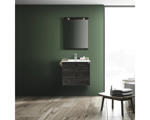 Badrum med tvättställsskåp, spegel och trägolv