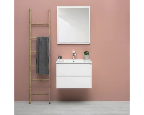 Badrumsscen med tvättställ, spegel, handdukstege och dekoration