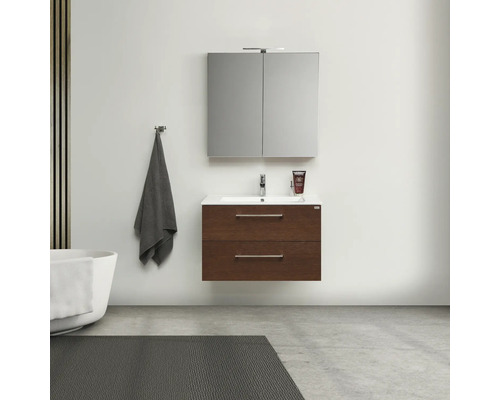 Badrum med tvättställsskåp, spegelskåp och badkar