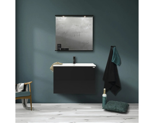 Badrum med tvättställsskåp, spegel och handdukar