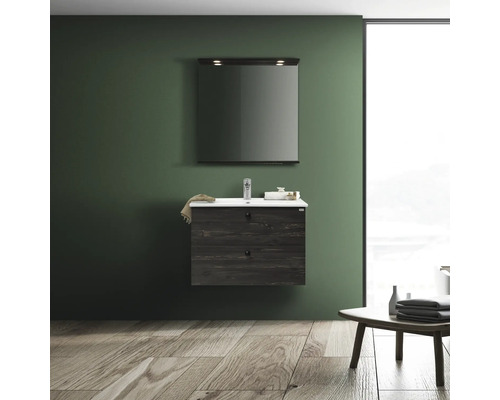 Badrum med tvättställsskåp och spegel med belysning