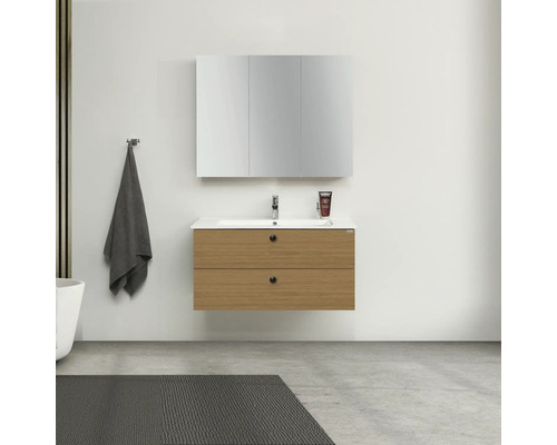 Badrum med tvättställsskåp, handfat, spegelskåp och handduk