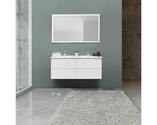 Badrum med vitt dubbelt handfat, belyst spegel och matta