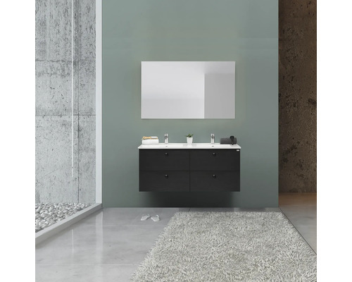 Badrum med dubbel handfat, spegel och matta