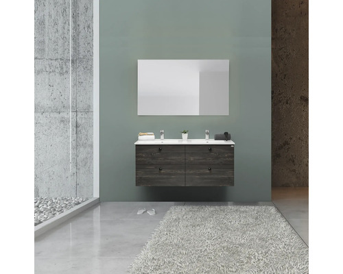 Badrum med dubbla handfat, underskåp med lådor och spegel