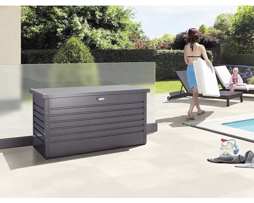 Utomhusscen med en förvaringslåda bredvid en pool