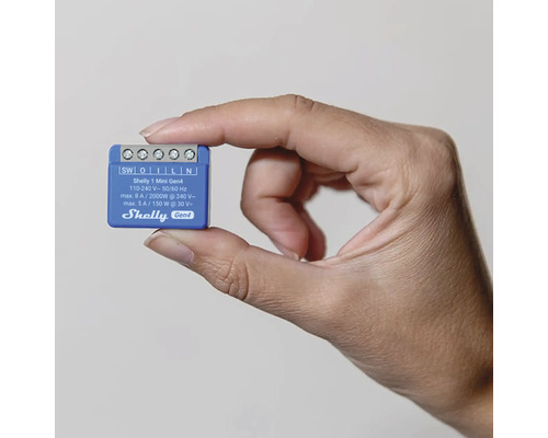 Shelly 1 Mini Gen4 smart hemrelä hålls i handen