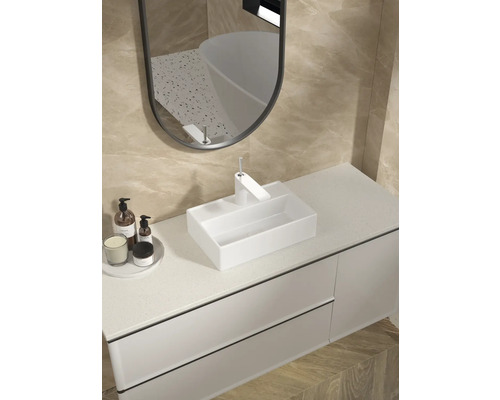 Modernt badrum med handfat, blandare, spegel och underskåp