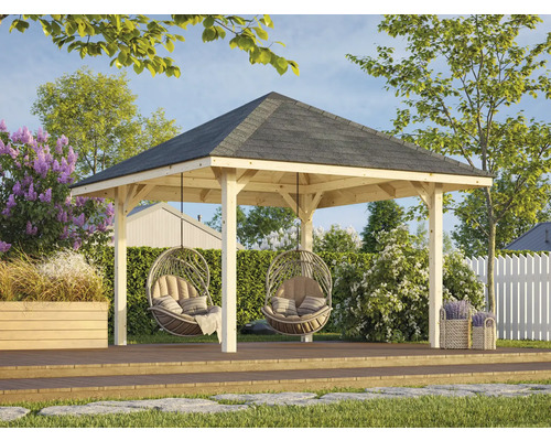 Träpaviljong med två hängande stolar på en terrass i trädgården.