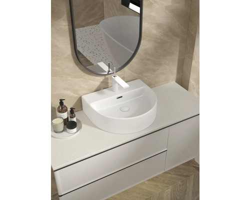 Modernt badrum med tvättställ, armatur, spegel och underskåp