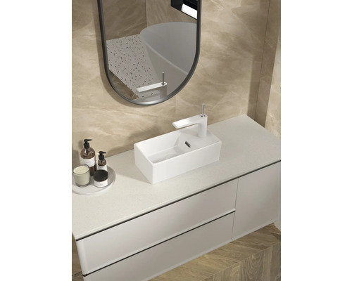 Modernt badrum med tvättställ, blandare, spegel och badrumsmöbler