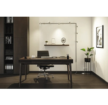 Kontor med skrivbord, kontorsstol, hyllsystem och belysning