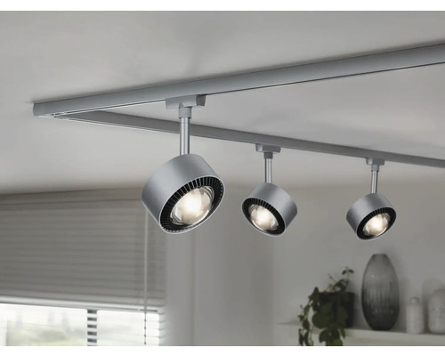 Spotlight PAULMANN URail Aldan krom matt Takskena med tre spotlights i ett interiör