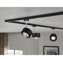 Svart skensystem med tre spotlights i taket.