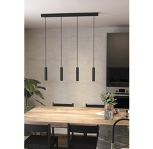 Matbordsscen med svart hänglampa med fem lampor