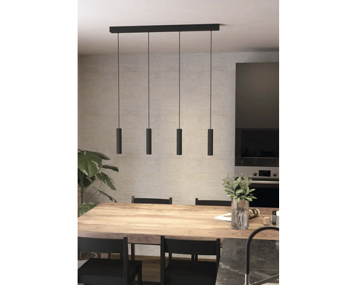 Matbordsscen med svart hänglampa med fem lampor