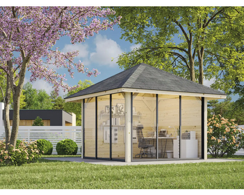 Trädgård med träpaviljong, kontorsmöbler och glasväggar