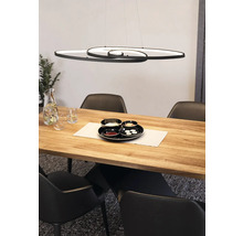 Modern hänglampa ovanför ett matbord med porslin