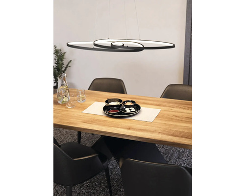 Modern hänglampa ovanför ett matbord med porslin