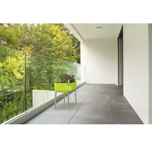 Balkongscen med ett planteringsbord med grönsaker och en vattenkanna