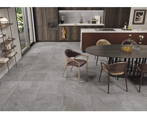 Modernt kök med grått klinkergolv, matbord och stolar